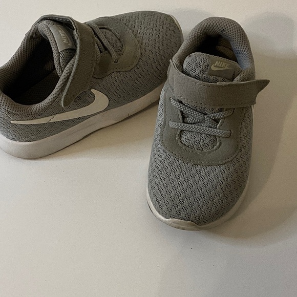 Nike Kids Sneakers in Gray with Velcro - Picture 1 of 4